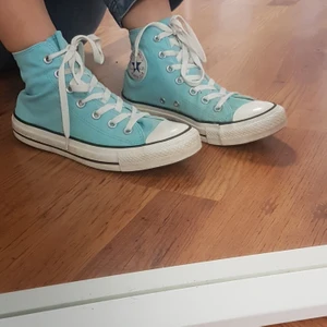 Dessa perfekta babayblå converse - Perfeckt sckick babayblå converse. Använda max 2 gåbger sen bara varut i garderoben. Kostade runt 1000 kroner och dessa som är som nya säljer jag direkt för 400 kroner +frakt 66kr