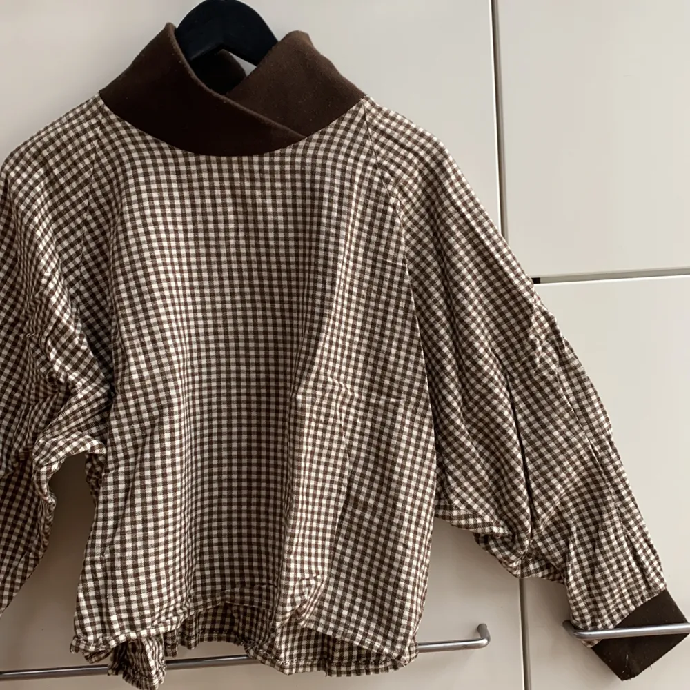 Så så fin tröja! Brun rutig och fin krage😍 Måste rensa kläder :(. Tröjor & Koftor.