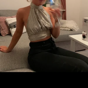 Guldig halterneck -  Buda på denna fina guldiga med lite silver i halterneck! Perfekt till fest och i sommar ❤️ Använd en gång så som ny <3 bud höj med minst 10 kr. Köparen står för frakt (45kr)