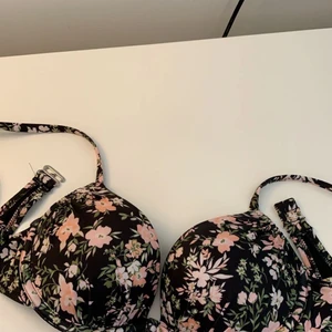 Hm bikini - Oanvänd bikiniöverdel från hm i stl 70B med lapparna kvar. Det är super push up, jättefint blommigt mönster. Köpt för 200 kr, säljer för 125 kr inklusive frakt 