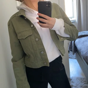 jeansjacka från Ginatricot - militärgrön jeansjacka från ginatricot!💚 använd ett par fåtal gånger, frakt tillkommer