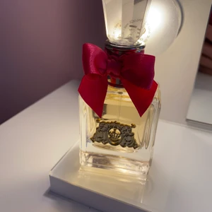 Juicy Couture - Juicy Couture parfym köpt för 400 kr säljer för 150 kr ink frakt. Aldrig använt!