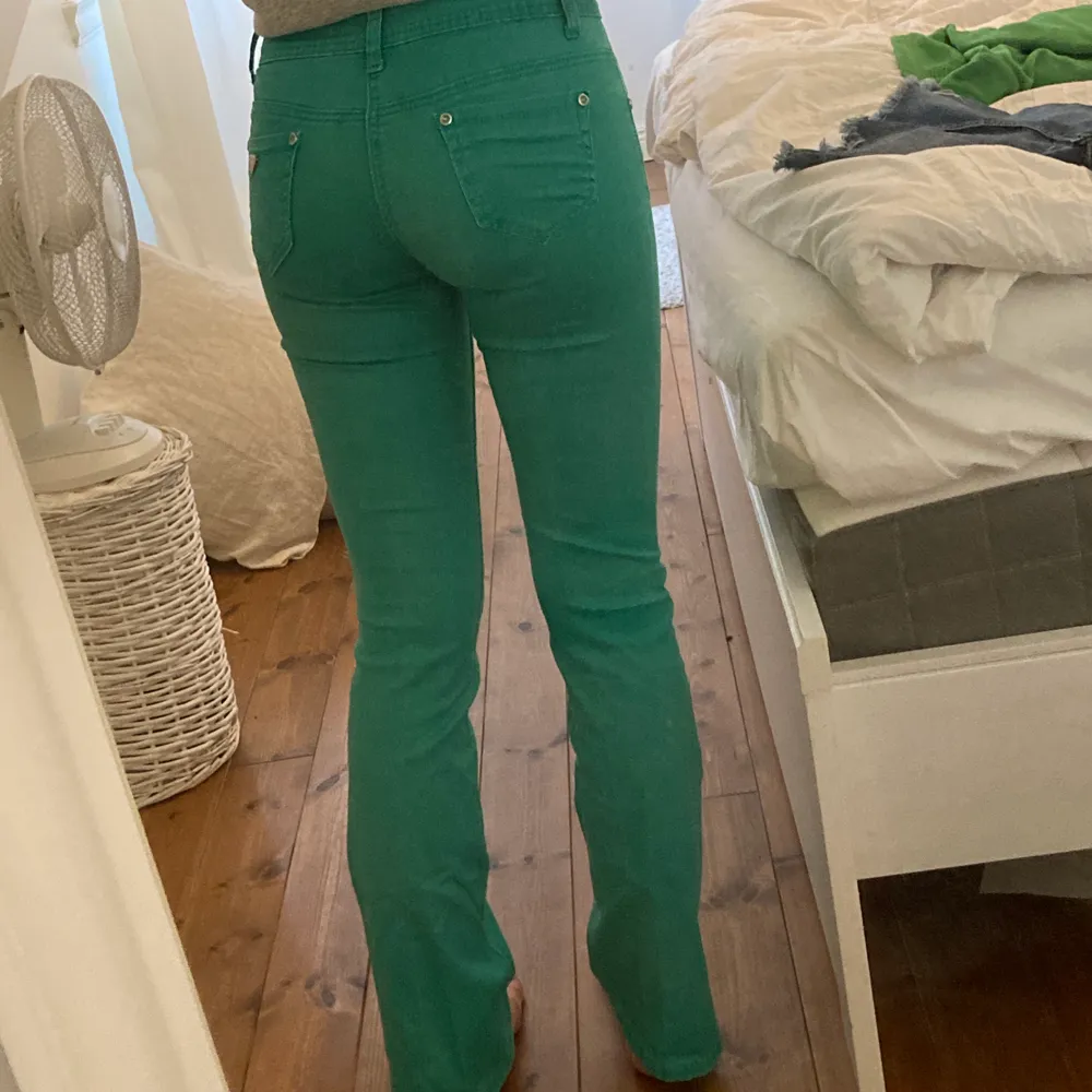 gröna lågmidjade jeans! super fina och super bra skick! bra längd på mig som är 165 och har en innerbenslängd på 75cm💗💗💗 . Jeans & Byxor.