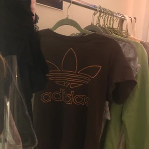 Adidas tshirt  - Vintage adias t-shirt!!<3 storlek 42 men skulle mer säga att det passar en S-M☺️ skriv för frågor osv. Frakt ingår ej!!