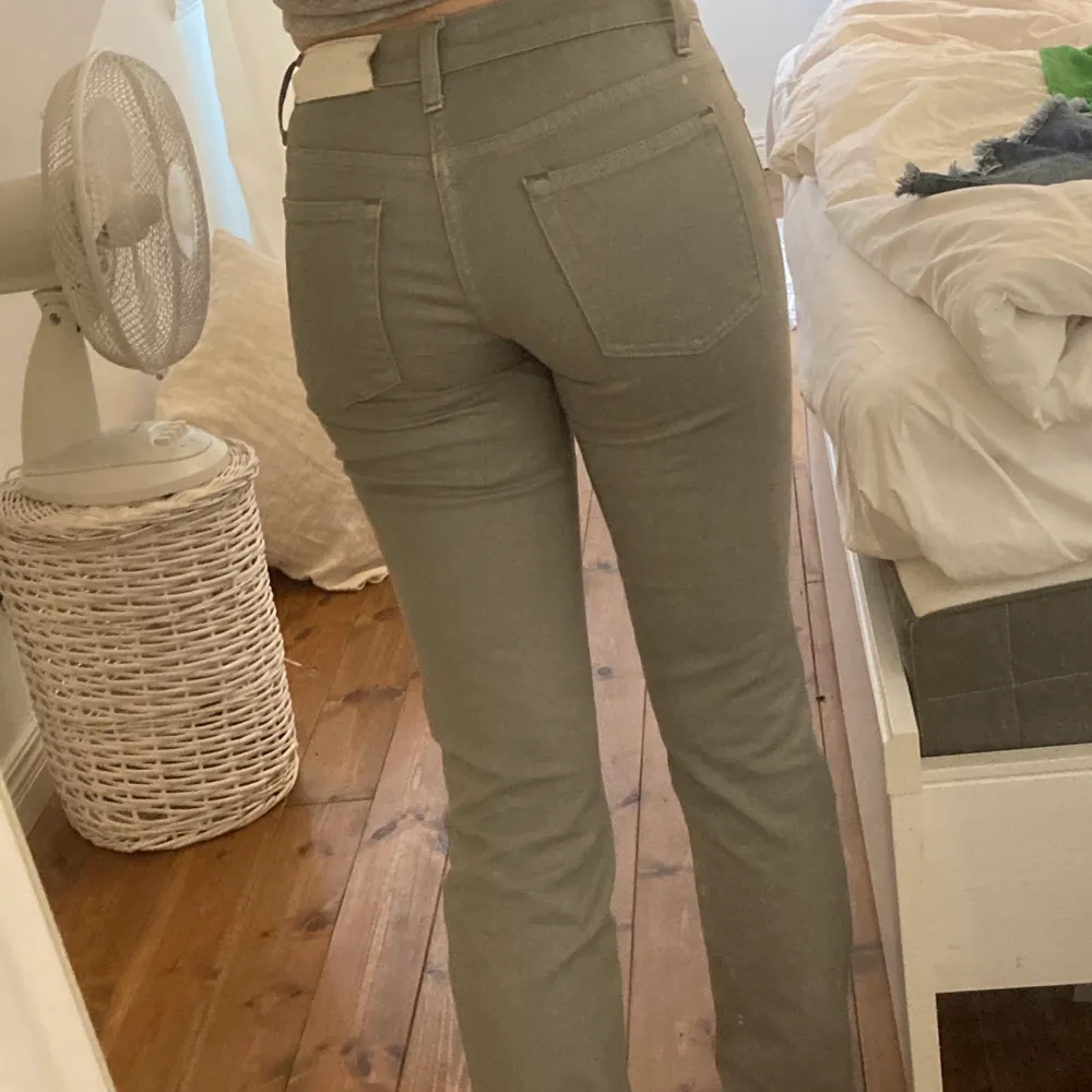 gråa lågmidjade acne jeans! super bra skick! bra längd på mig som är 165cm och har en innerbenslängd på 75cm💗💗💗. Jeans & Byxor.