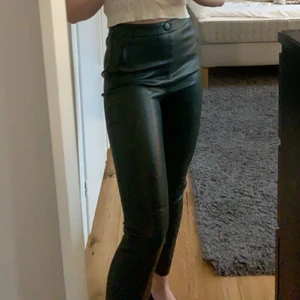 Görna skinnbyxor - Skit coola skinnbyxor ifrån Zara med dragkedja till slits så att man kan välja om man vill ha slits eller inte. Nästan helt oanvända