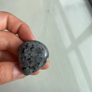 Sten - Snygg sten i nyskick direkt från Desert Design som aldrig är använd till någonting, har en massa andra annonser där jag säljer ännu mer stenar så om ni är intresserade kan ni gärna gå in och kolla! Kan fixa så att det finns borrade hål om man hellre vill ha den som en pärla till ett smycke, men säg bara till isåfall var ni vill ha hålet;) köparen står för frakt 