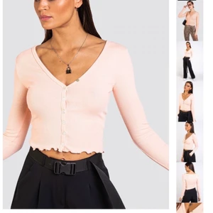 Topp madlady  - Säljer den a topp från madlady då den inte kommer till användning. Strlek m men skulle säga att den passar en s. Köparen står för frakten💕