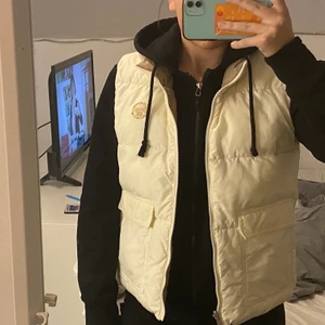 St S  - Säljer denna jätte fina väst då den inte kommer till andvändig tyvärr. Man kan då vända håll på den så den är antige beige eller vit. Buda gärna i kommenterande o skriv för mer bilder och info. Pris kan diskuteras vid köp direkt 500 kr