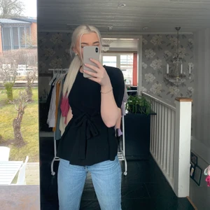 Svart knyttröja  - Svart tröja med ett ”bälte” som man knyter runt. Skit snygg men kommer inte till användning. Väldigt skön