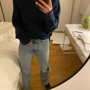 Superfina Weekday jeans - Superfina och coola weekday jeans med hål på ena knät som jag gjort själv. Strl W27, L30