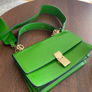 En grön väska från Gina Tricot, använd en gång kan mötas upp i Stockholm annars står köparen för frakten