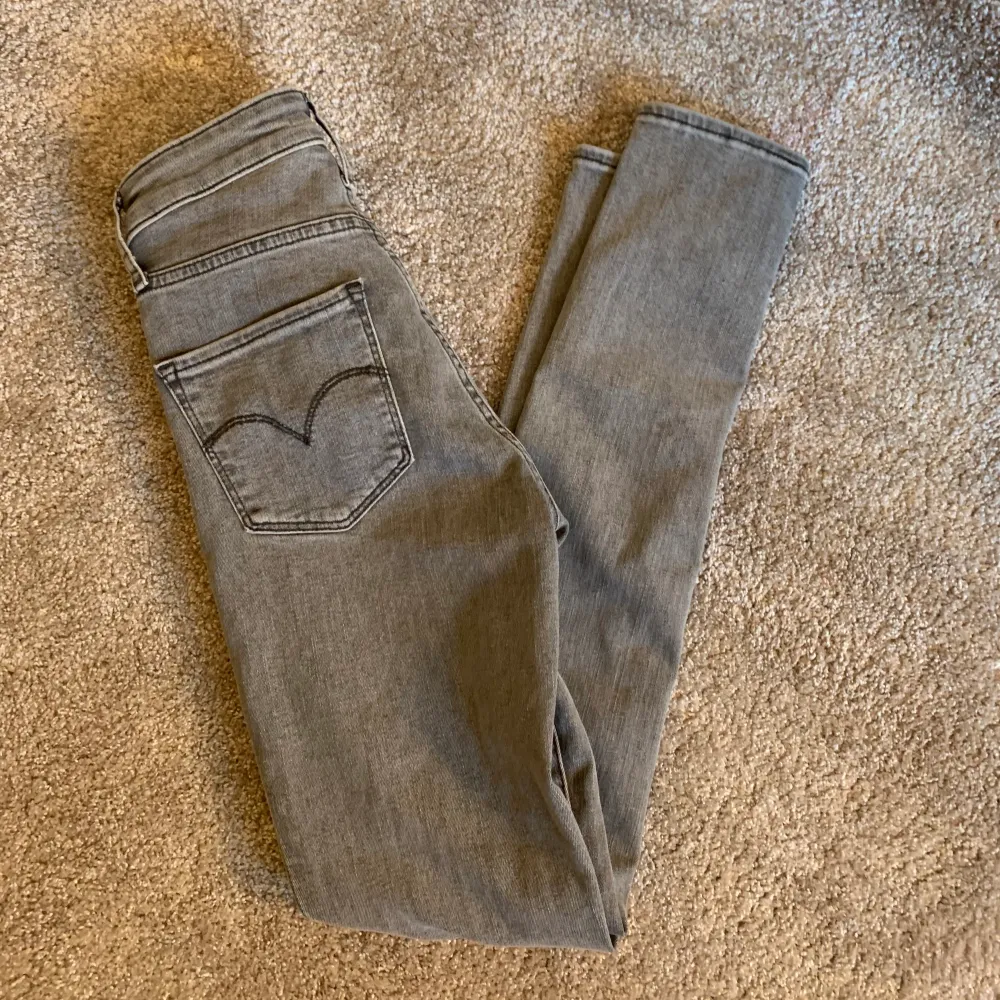 Säljer dessa gråa Levis jeans. Modellen är high rise skinny i storlek 24 (jag är 165 cm). Använda 2-3 gånger. ✨. Jeans & Byxor.