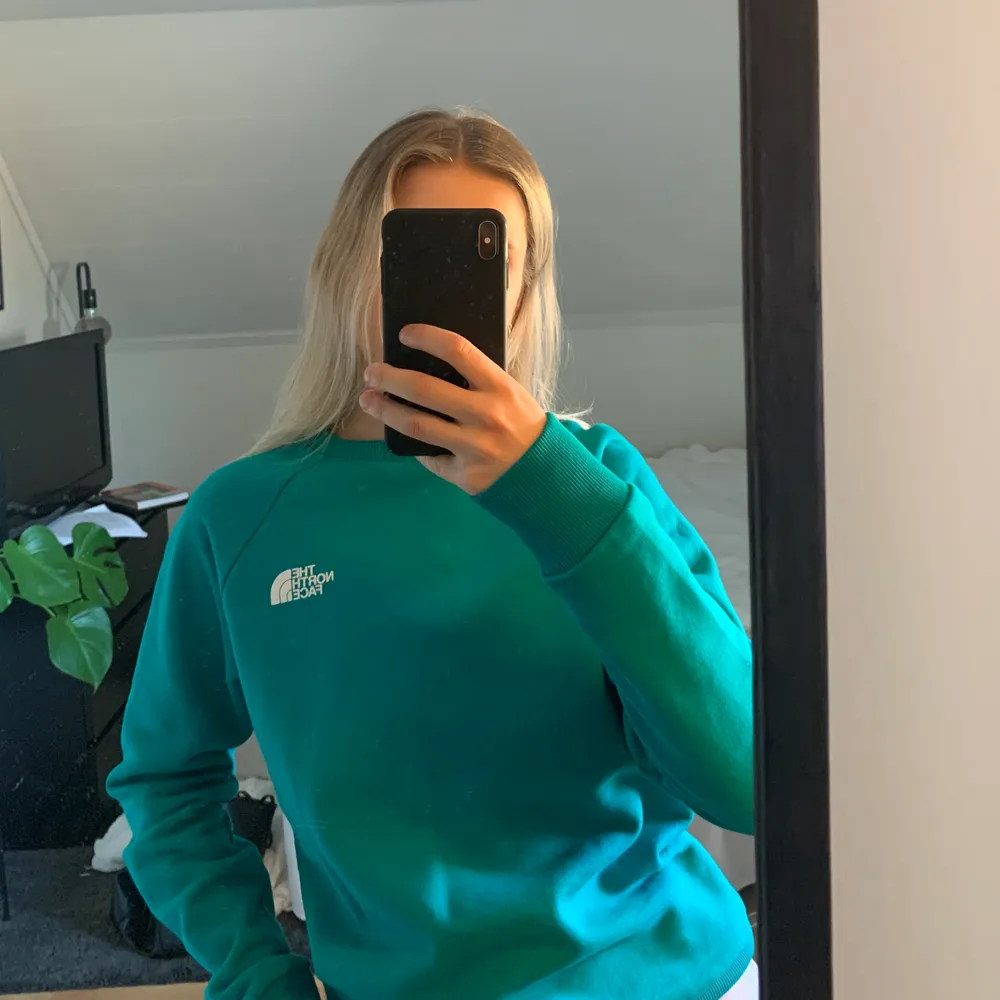 Turkos sweatshirt från The North Face med ett coolt rosa tryck på ryggen, som tyvärr inte kommer till användning. Använd en gång, så i väldigt bra skick✨. Tröjor & Koftor.