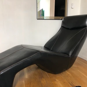 Svart Äkta skinn schäslong  - hej säljer min möbel som står i vägen för mig, Kom med bud från 1000kr
