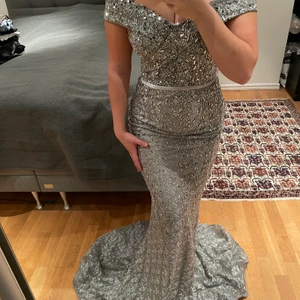 BALKLÄNNING STL 36 - Jätte vacker silverfärgad balklänning i storlek 36. Endast använd en gång. Budgivning startar på 1000kr i komentarsfältet, köp direkt för 1300kr. Köparen står för frakten! (Budgivningen avslutas 15 april)