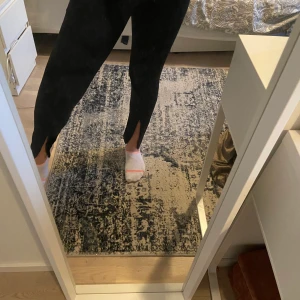 Svarta tighta byxor med slits - Säljer dessa assnygga byxor eftersom att det är lite små för mig, rekommenderar dom för någon i storlek medium som letar efter att par tighta byxor i skönt material som sitter fint (helt oanvända vad jag vet)❤️ Köpare står för frakten!