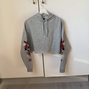 Croppad hoodie - En croppad hoodie från HM, nästan aldrig använd. Den är i storlek M och i fint skick. 50kr + Frakt ☺️