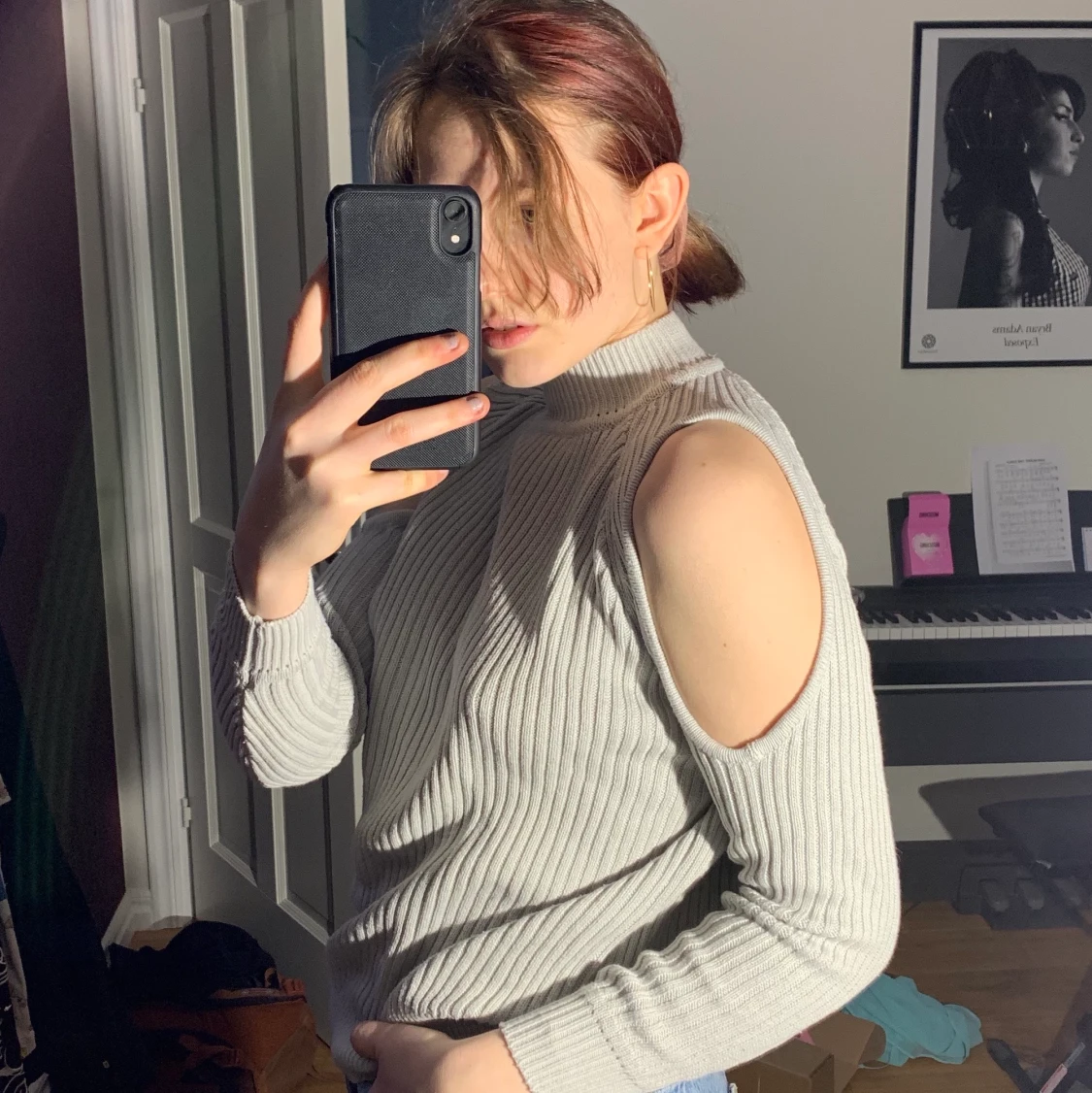 Grå långärmad tröja med öppning i axlarna - 90