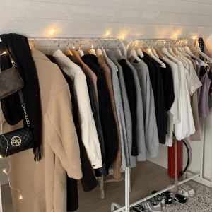 Massa nytt - Massa nytt, bland annat en Manchester vår jacka, en svart skinnjacka och skor❤️❤️