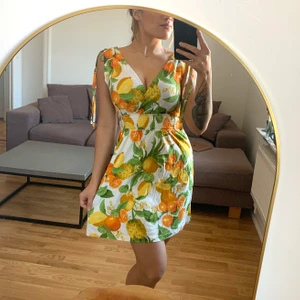 Sommarklänning från Gina Tricot - Klänning från Gina Tricot, storlek XS. Passar även S men är lite liten på mig för min smak som är mellan en S/M.  Resår i midjan, omlott bröstparti. Mönstrad. Köparen betalar frakten som tillkommer 💌