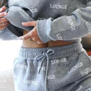 Grått Lounge-set, XS - Supermysigt mjukisset från Lounge som endast är använt fåtal gånger. Säljer då de tyvärr är för små för mig❤️ Nypris 1250kr🥰 Köparen står för frakten. Hör gärna av dig vid frågor eller om du vill ha fler bilder!