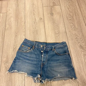 Levis shorts.  - Bra skick. Passar M. Fina shorts som är korta