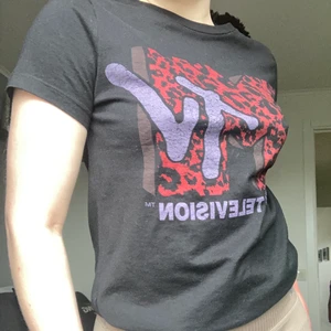 T-shirt Bikbok - En t-shirt jag köpte för ett år sedan på Bikbok. Har använts få tal gånger och är i helt bra skikt. Tröjan är svart och är det fortfarande. Köpte den på rea för 75kr och är i storlek S. Frakten är ungefär mellan 