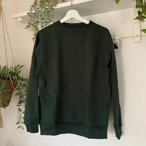 Grön sweatshirt från prettylittlething som aldrig blivit använd. Inga defekter🤍 köparen står för frakten