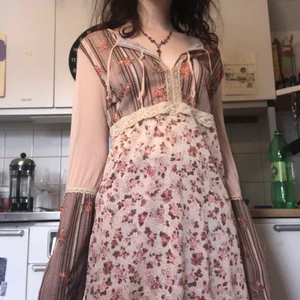 blommig tröja med spets - superdreamy långärmad tröja i lite mechaktigt material🌼 riktigt somrig och sådär brokigt hippysnygg⭐️⭐️⭐️ (frakt tillkommer🦡)