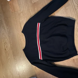 Mörkblå sweatshirt  - Säljer denna då det inte riktigt är min stil längre. Använd ett fåtal gånger men den har inga defekter vad jag kan se