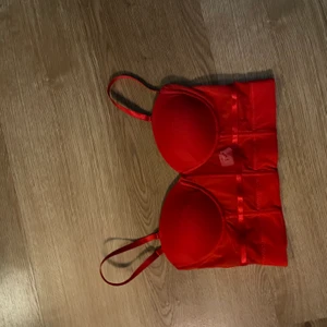 Röd topp - Säljer då den är för liten vid bysten för mig. Köpte den på Shein men den är bra i kvalitet. Den har bh-knäppning och vadderade kupor