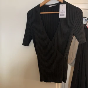 Ribbed Knitted overlap Top🥀 - Topp från NA-KD, aldrig använd, väldigt strechigt tyg🌹