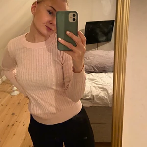 Ribbad ljusrosa tröja från Gina Tricot - Fin ribbad ljusrosa tröja i strl S, kan vara lite liten i storleken. Om du som köpare håller på med ridning känner du säkert igen denna tröjan, rekommenderar att ha denna på sig om du håller på med ridning! Aldrig använd. Köparen står för frakten. 