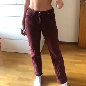 Röda jeans från weekday - Snygga byxor som inte fått tillräckligt mycket användning :/