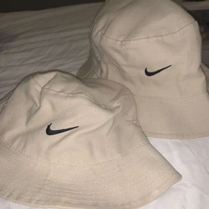 Nike buckethat - Två snygga, beiga buckethats med nikemärke. Probably ej äkta men ser äkta ut. Ena passar XS-S och andra M-L. Buda i kommentarerna eller i chatten. 