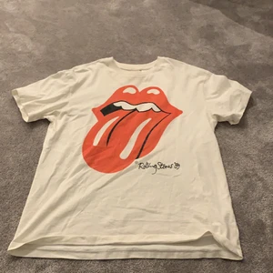 Oversized t-shirt  - En oversized t-shirt från H&M med The Rolling Stones tryck. Köp för 100kr dirket. Köparen står för frakt!