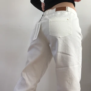 Lågmidjade Jeans  - 🌍FRAKT PÅ 66KR TILLKOMMER🌏 Super snygga vita jeans från märket Elmersson Fry som är perfekta till sommaren. Helt nya med lapp kvar! Står size 8 i dem, sitter oveesize på mig som är W25 så skulle säga W27, men kontakta gärna mig för exakta mått. Jag är 160 och de är för långa på mig. Tveka inte på att skriva om du undrar något eller vill pruta! 