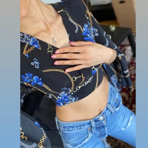 Magtröja i storlek S - Snygg magtröja med en cut i ärmarna. Man kan knyt en rosett på ryggen. Aldrig använd. Köparen står för frakt. 