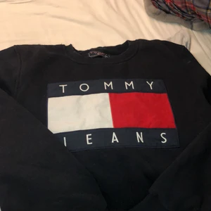 Tommy hilfiger tröja - Säljer denna superfina tröja! Bet inte om den är äkta säljs därför billigt!❤️ skulle säga att den är medium för dam och small för män