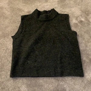 Linne/väst från zara - En super snygg väst/linne från zara. Köpt i höstas men har inte användts så mycket. Buda från 120kr eller köp dirket för 160kr. Köparen står för frakt!