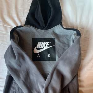 Nike Hoodie i storlek barn L, passar ca s. Bra skick!