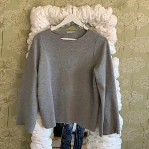 Grå tröja - grå ribbad tröja från zara. Hit me up om ni undrar något!