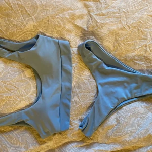 Babyblå bikini  - Superfin bikini från ZAFUL! Den är i storlek medium men passar som en small då man bör gå upp en storlek på ZAFUL. Bikinin kom med ett litet ”fel” som ej syns på (se sista bilden). Köparen står för frakt hör av er för intresse❤️
