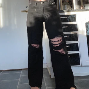 Svarta håliga jeans - Säljer dessa skit snygga Jens där jag har gjort hållen själv🥰 dom kommer från junkyard , passar personer som är 160 till 165 skulle jag tippa på❤️