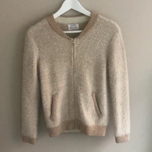 Kofta - Jätte fin kofta från Zara. Den är i barn i storlek 152 men skulle säga att den passar lika bra som 164. 