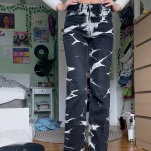 Svart byxor med mönster  - Säljer dessa snygga byxor som inte kommer till användning. Klippt upp sömmen där nere för att passa någon över 170. Enkelt att sy in om man vill<3 köpt för 530 kr här på Plick, superbra skick 💕💕 ger rabatt vid köp av flera plagg ❤️💕