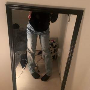 säljer dessa blå fina jeans från zara tror att som är slut sålda vet inte jag har aldrig använt dom många gånger bara 2 gånger jag gillar inte riktigt hur jeansen ser ut på mig darför säljer jag dom !!💋💋 tar ej imot några returer tveka inte att kontakta om du är intresserad och kontakta inte mig om du frågar om storlek för de de står så kontakta bara om du är intresserad och vill ha mer bilder eller är intresserad<3