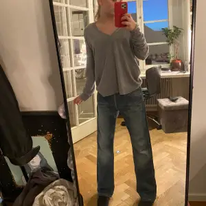 Säljer dessa snygga lågmidjade Lee jeans!!💙