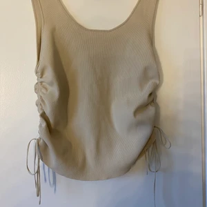 Linne från Mango - Jätte fint linne från Mango! Använd 1 gång och är i nyskick. Snöre som går att dra åt i sidan. 